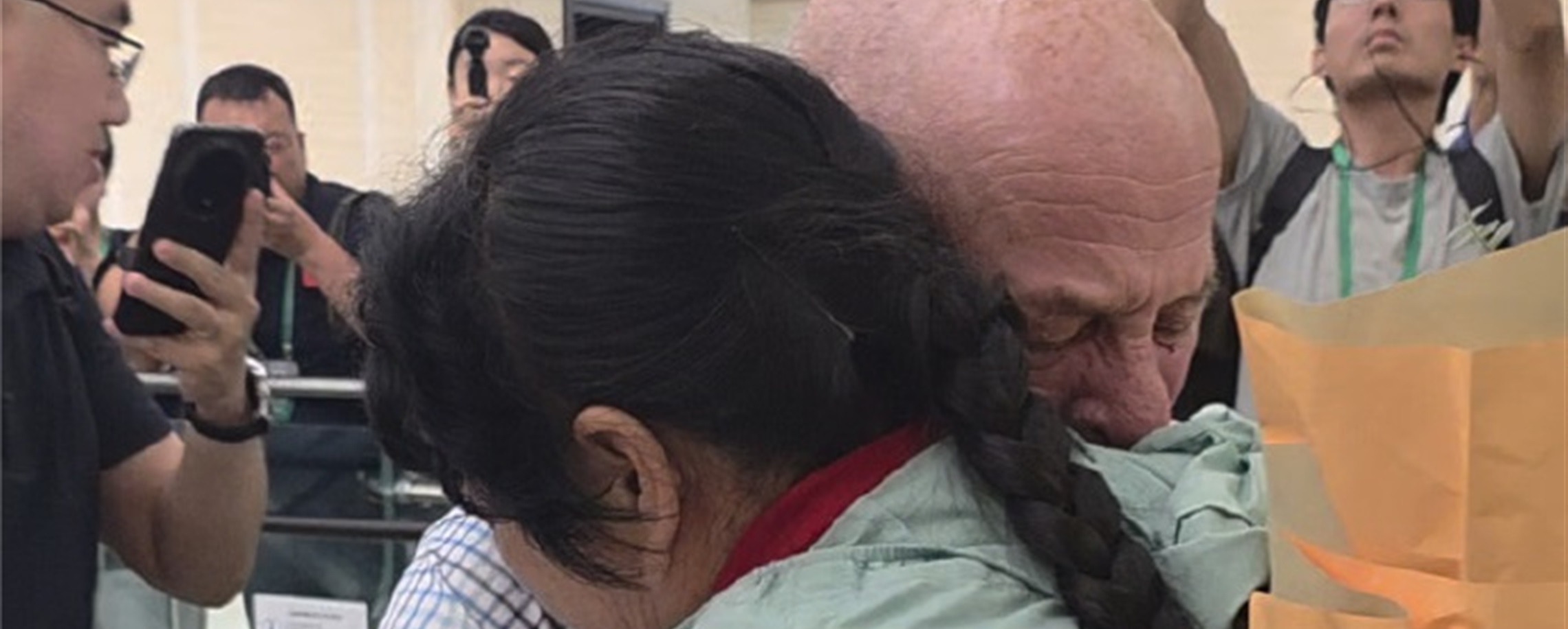 US Teacher Reunites With Chinese Desert Greening Hero After 26 Years