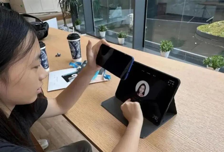 Shanghai Girl, 13, Earns 18,000 Yuan in 3 Days With AI Study App