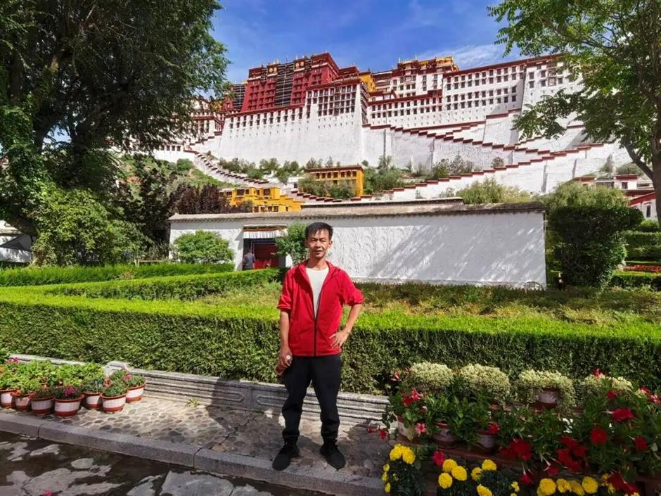 From Wok to Wheels: Chinese Vendor Cooks His Way from Shanghai to Xizang