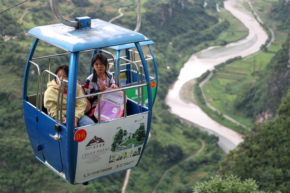 Cliff Elevators Turn 3-Hour School Climb into 30-Minute Ride in Yunnan