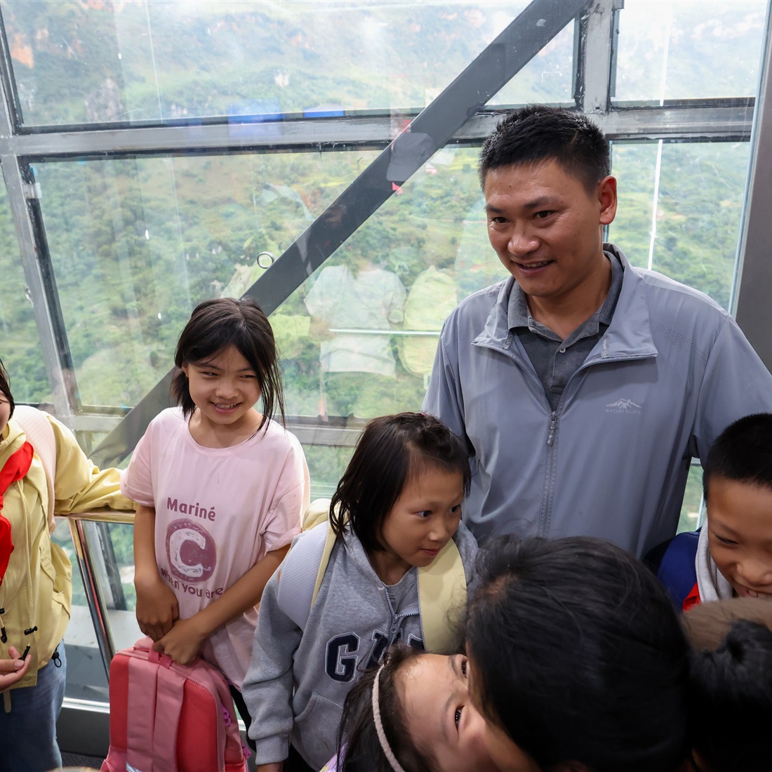 Cliff Elevators Turn 3-Hour School Climb into 30-Minute Ride in Yunnan