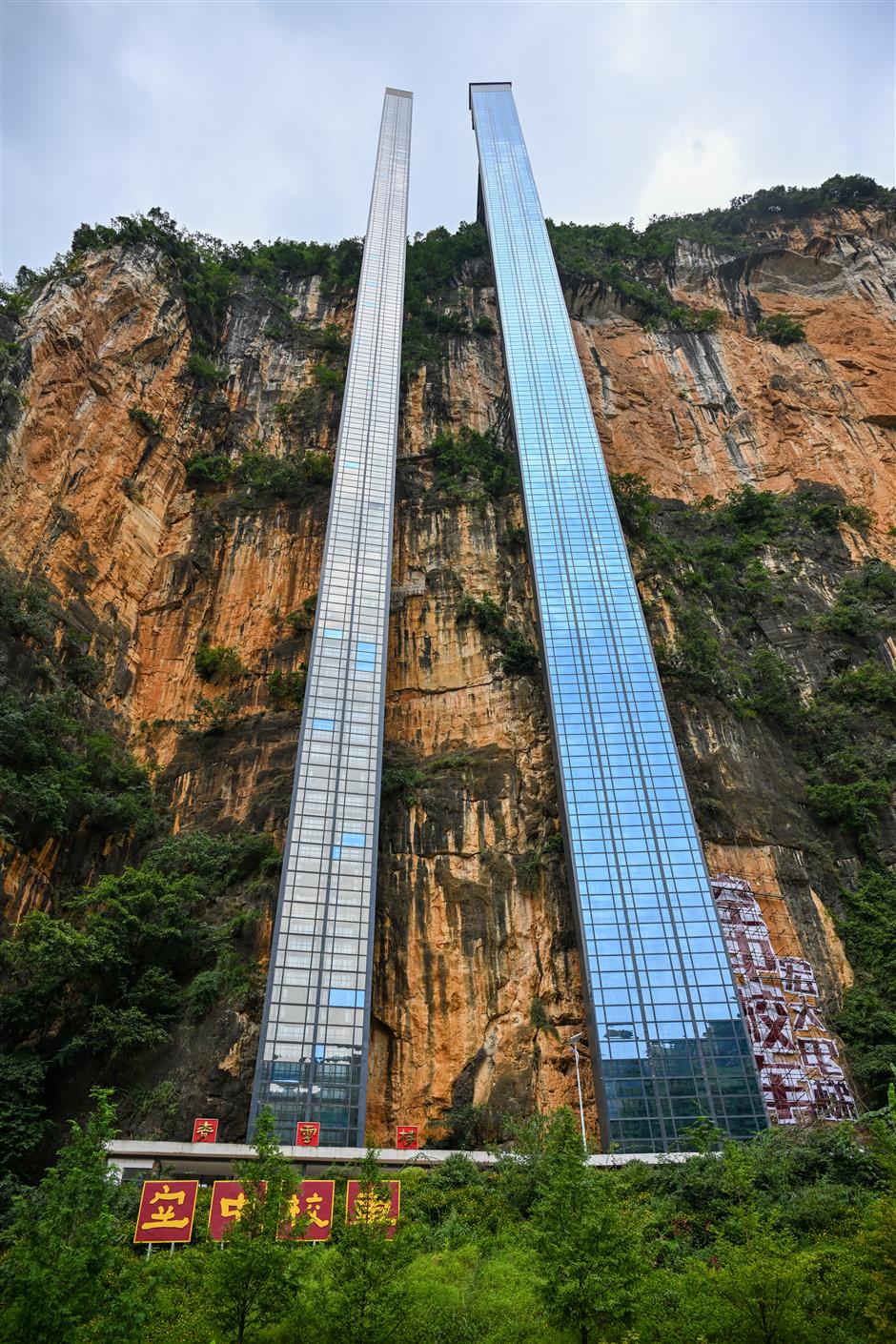Cliff Elevators Turn 3-Hour School Climb into 30-Minute Ride in Yunnan
