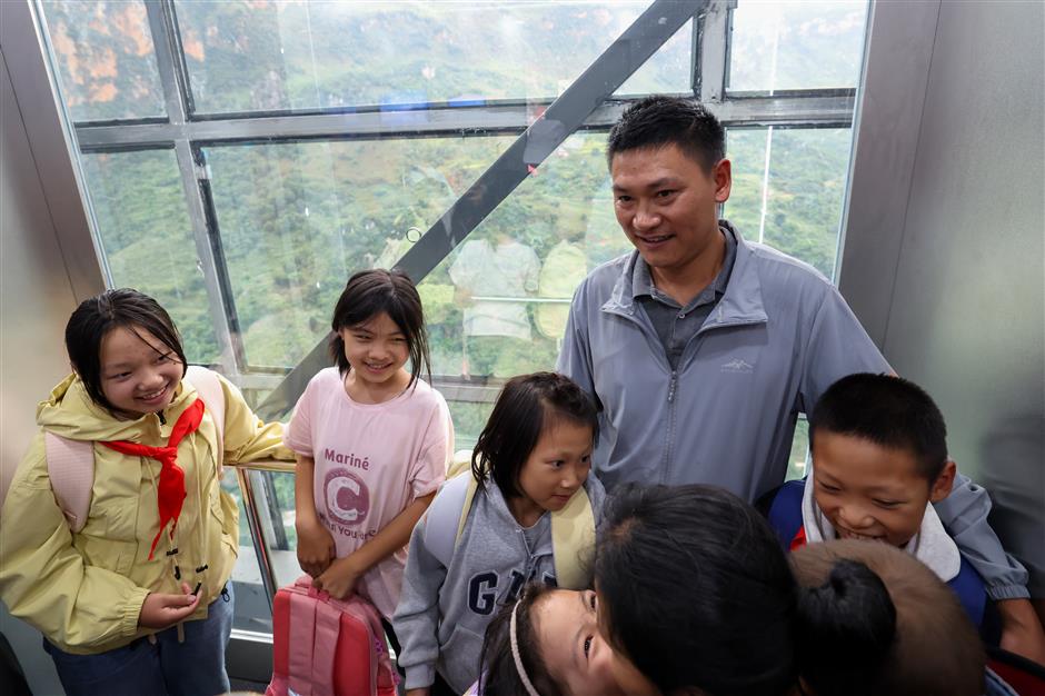 Cliff Elevators Turn 3-Hour School Climb into 30-Minute Ride in Yunnan