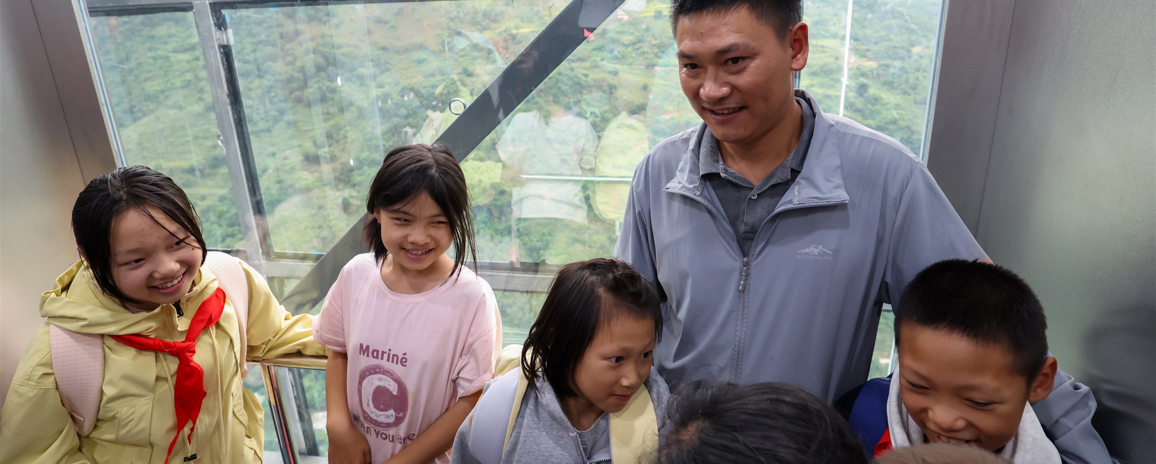Cliff Elevators Turn 3-Hour School Climb into 30-Minute Ride in Yunnan