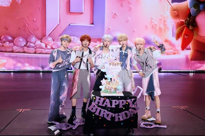Chinese Hotline Flooded With 48,000 Fan Complaints Over Boy-Band Concert