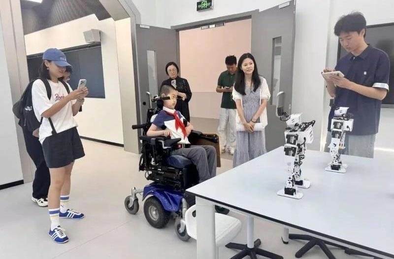 Rare Disease Teen Begins Middle School in Shanghai