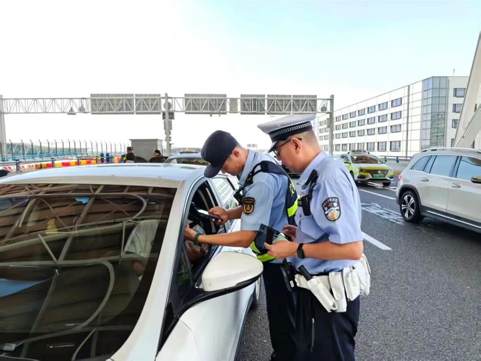 [Quick News] Shanghai Steps Up Crackdown On Airport Taxi Passenger Dumping