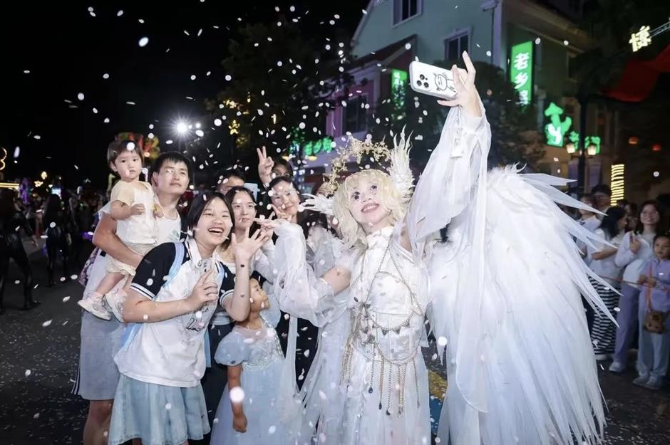 这里的秋天藏不住了!夜游、睡莲、潮玩、童话一次集齐
