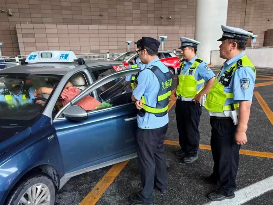 [Quick News] Shanghai Steps Up Crackdown On Airport Taxi Passenger Dumping