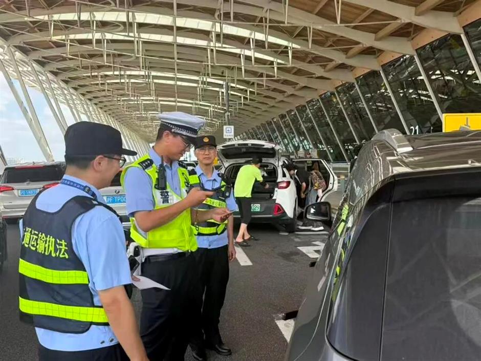 [Quick News] Shanghai Steps Up Crackdown On Airport Taxi Passenger Dumping