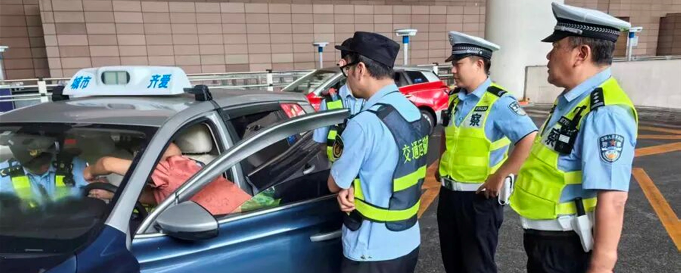 [Quick News] Shanghai Steps Up Crackdown On Airport Taxi Passenger Dumping