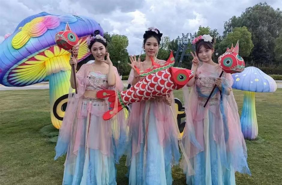 这里的秋天藏不住了!夜游、睡莲、潮玩、童话一次集齐