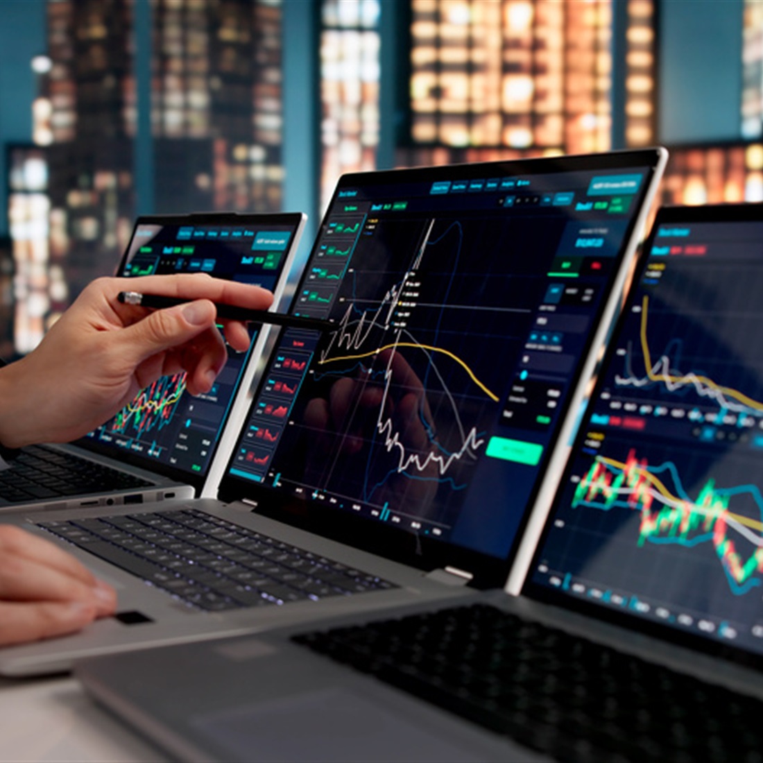 Chinese Stocks Drop, Tech Shares and Capital Boost for Banks Curb Losses