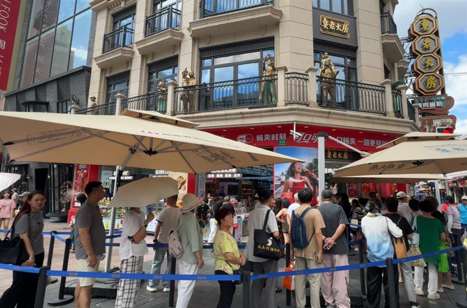 Nanjing Road E. Offers Gold Bars In Holiday Draw
