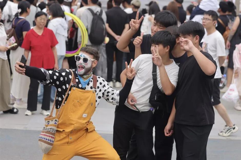 An Umbrella, a Suitcase and a New Life: Colombian Performer Finds His Stage in China