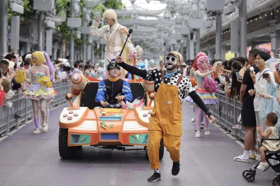 An Umbrella, a Suitcase and a New Life: Colombian Performer Finds His Stage in China