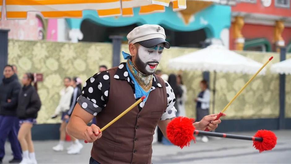 An Umbrella, a Suitcase and a New Life: Colombian Performer Finds His Stage in China