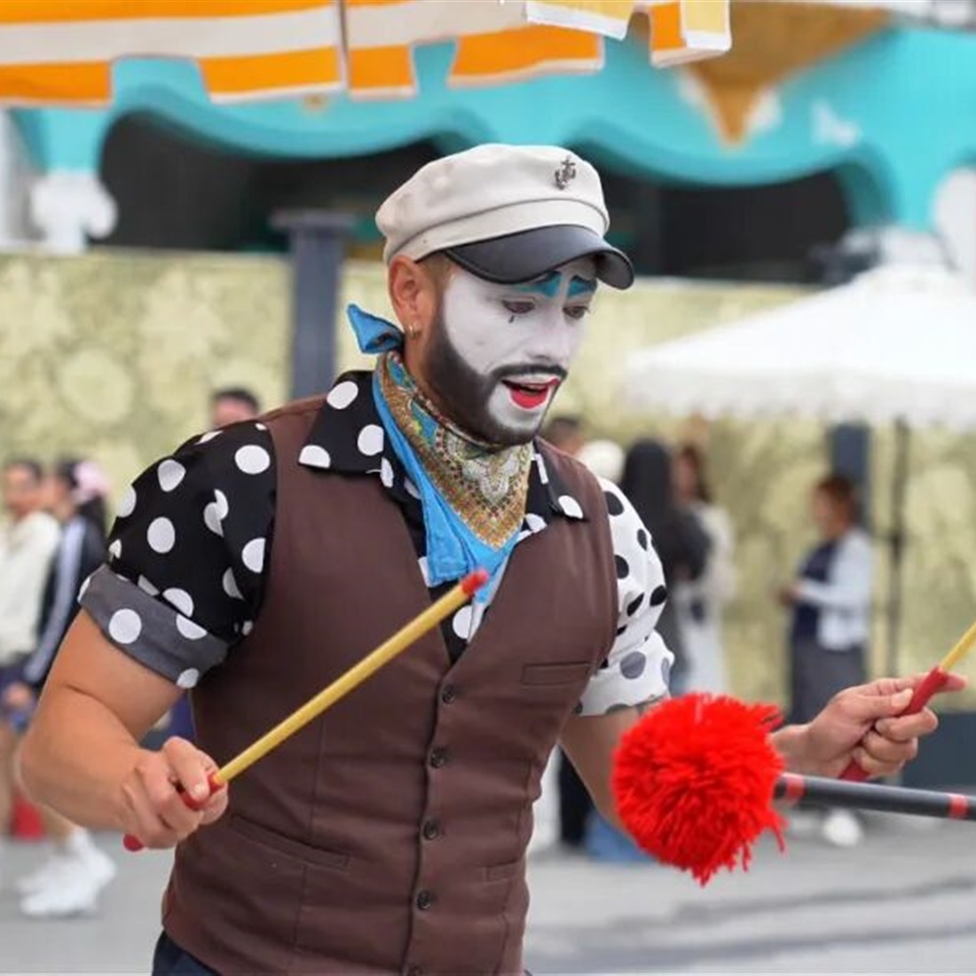 An Umbrella, a Suitcase and a New Life: Colombian Performer Finds His Stage in China