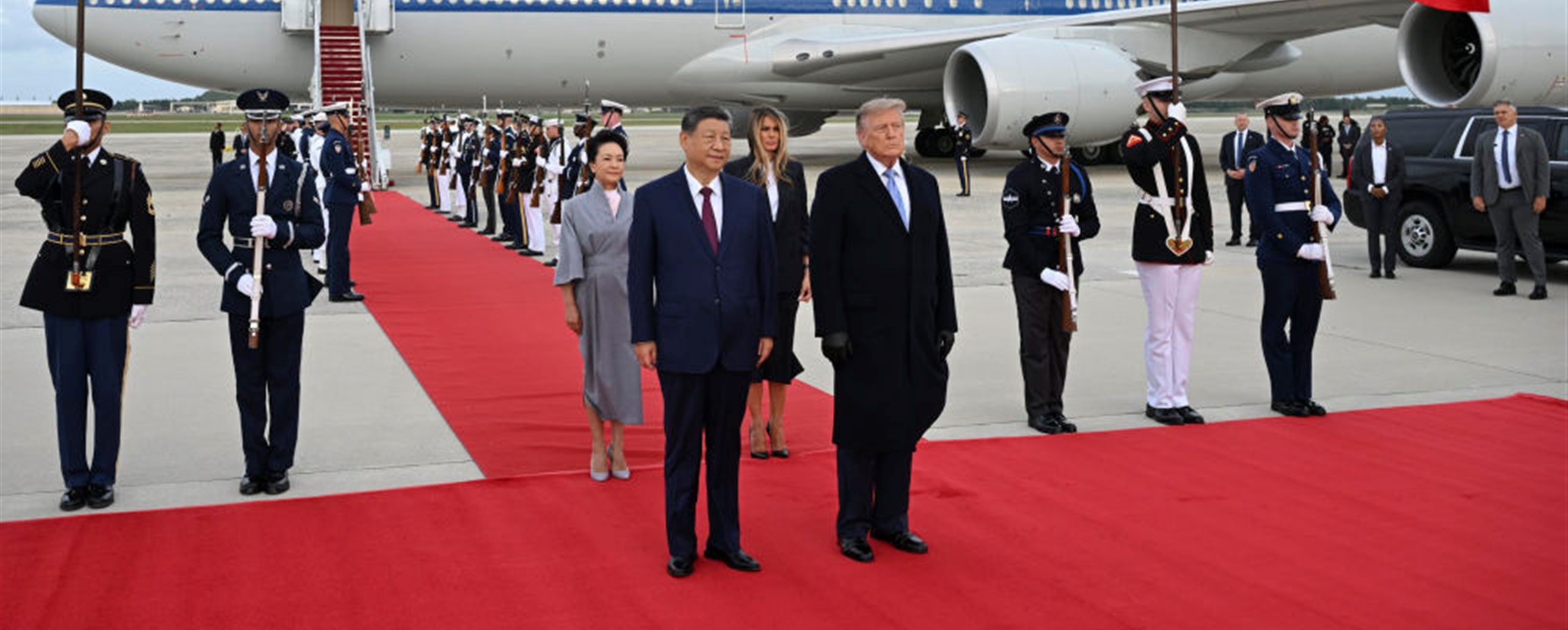 Xi Arrives in Washington for State Visit, Greeted by Trump at Airport