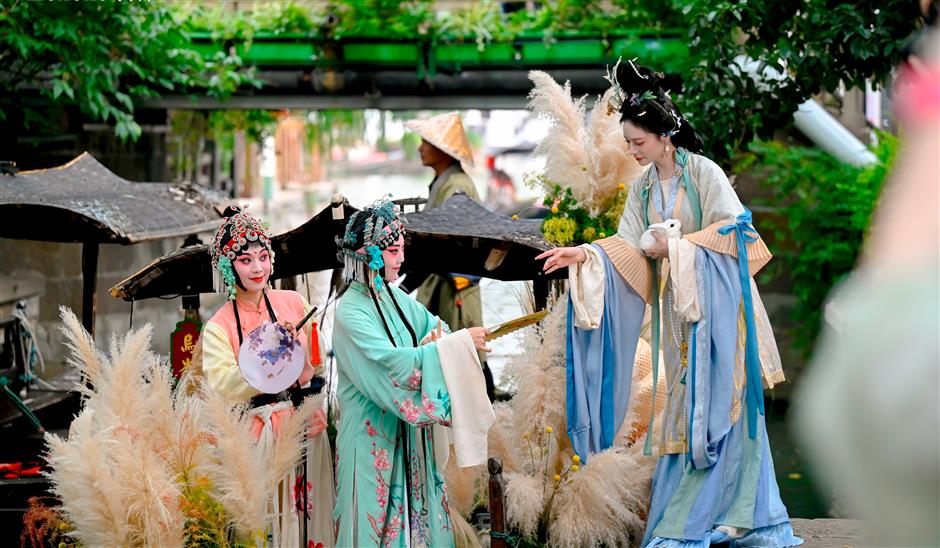 Open-Air Performances in Zhujiajiao Bring Jiangnan Culture To Inbound Travelers