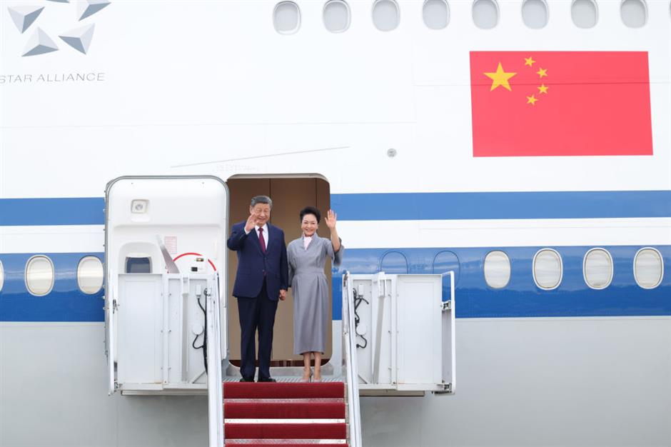 Xi Arrives in Washington for State Visit, Greeted by Trump at Airport