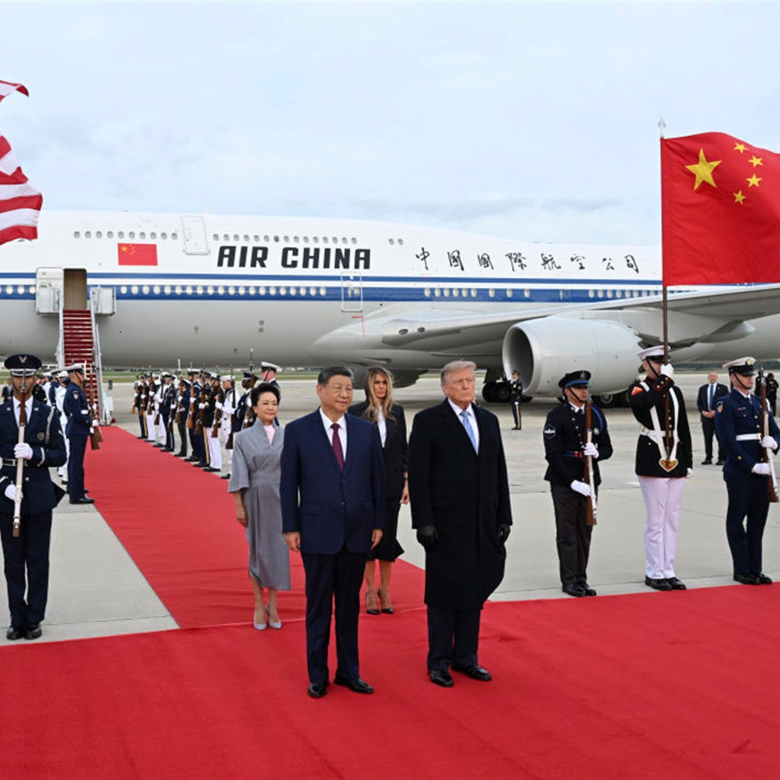 Xi Arrives in Washington for State Visit, Greeted by Trump at Airport