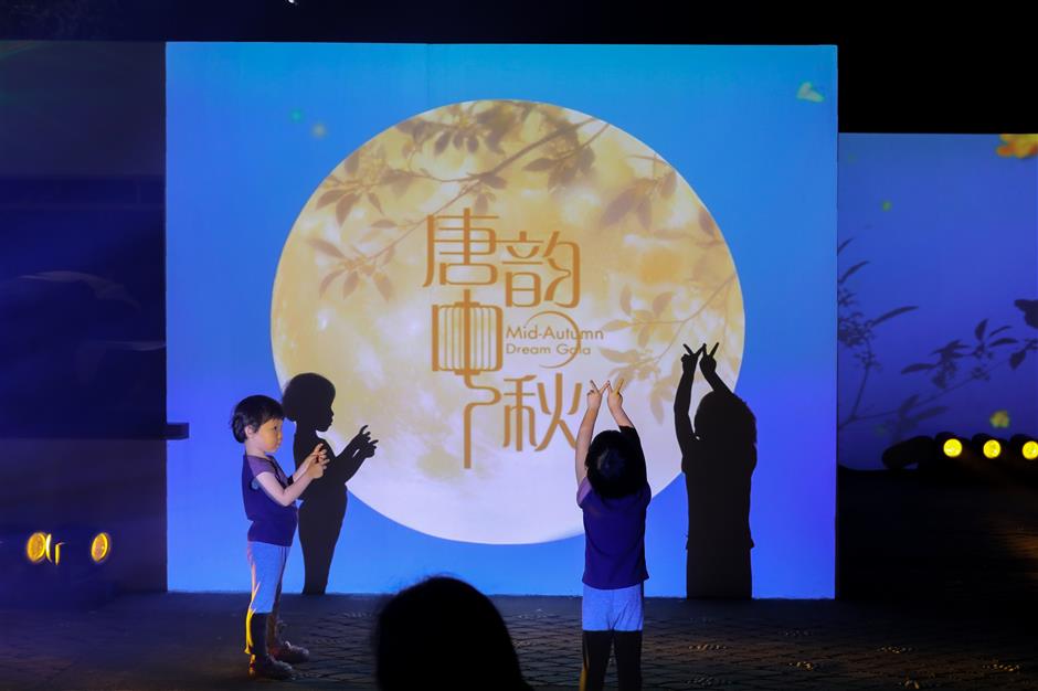Xuhui Lights Up for a Tang-Style Mid-Autumn Celebration