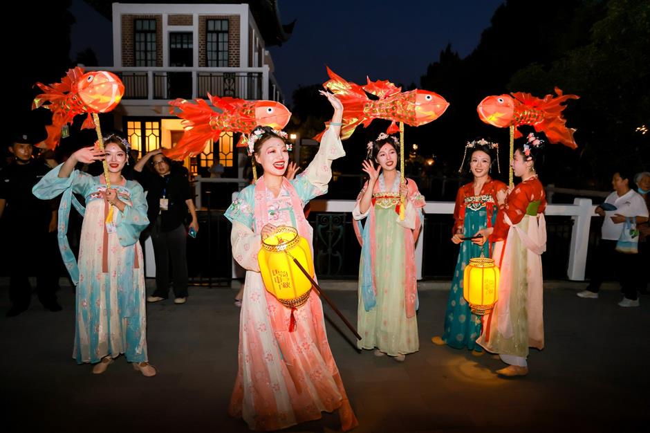 Xuhui Lights Up for a Tang-Style Mid-Autumn Celebration