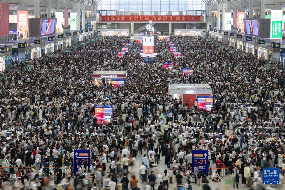 National Day Travel Rush Packs Shanghai Stations as Holiday Begins