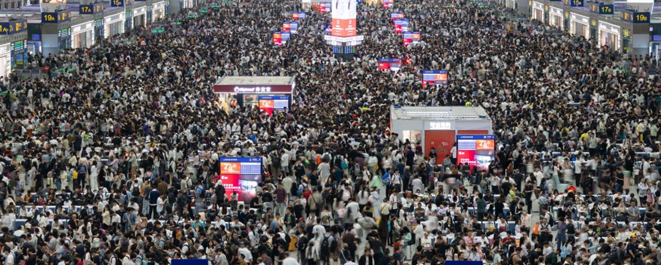 National Day Travel Rush Packs Shanghai Stations as Holiday Begins