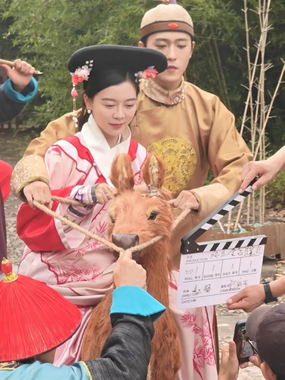 For 218 Yuan, Tourists Take the Lead at Hengdian Film Studios