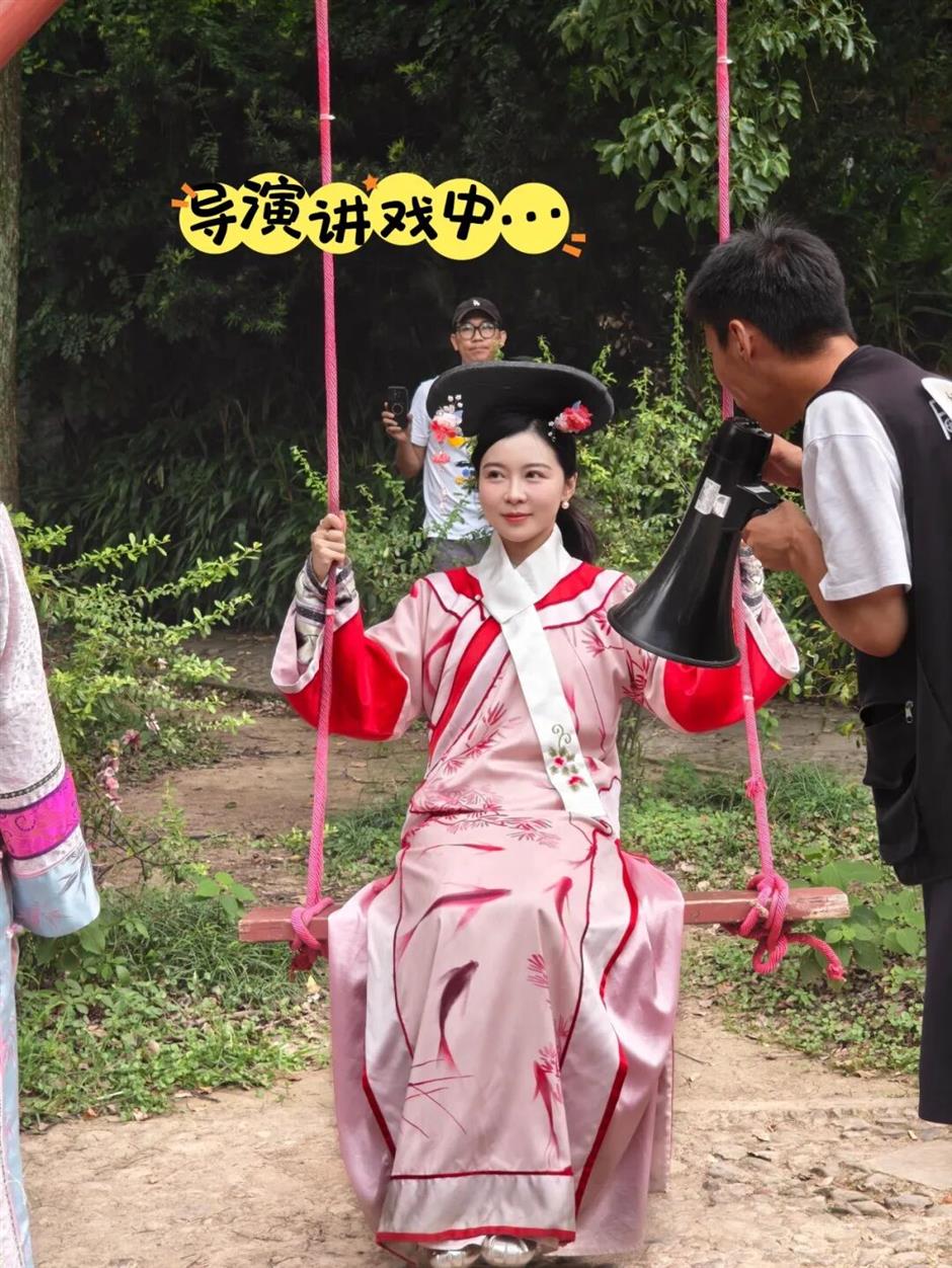 For 218 Yuan, Tourists Take the Lead at Hengdian Film Studios