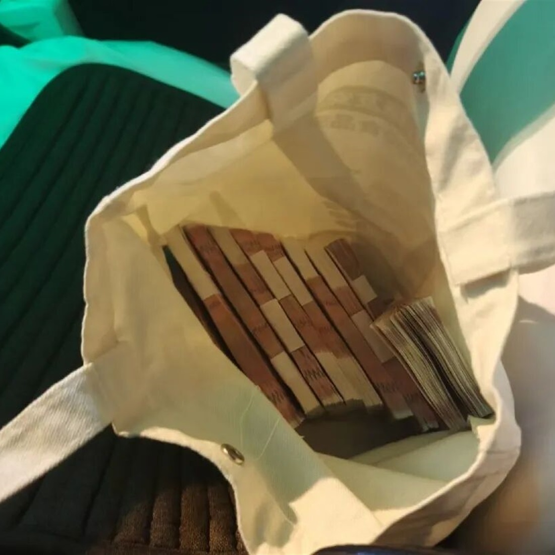 Taxi Driver Returns US$14,000 in cash – Then Makes 2 More Trips to Return Phone and Reward Money