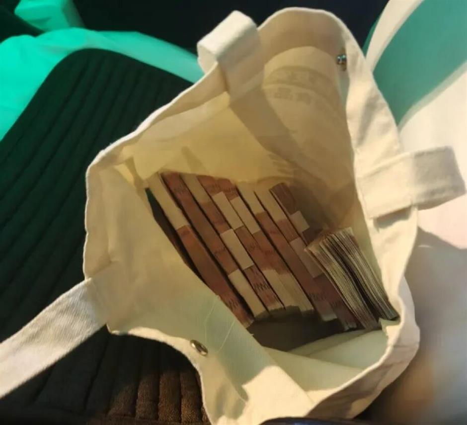 Taxi Driver Returns US$14,000 in cash – Then Makes 2 More Trips to Return Phone and Reward Money