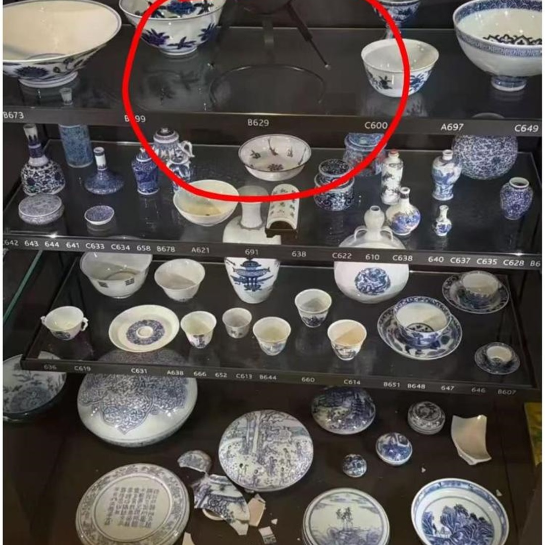 2 Qing Dynasty Porcelain Artifacts Damaged at British Museum After Bowl Falls From Display Shelf
