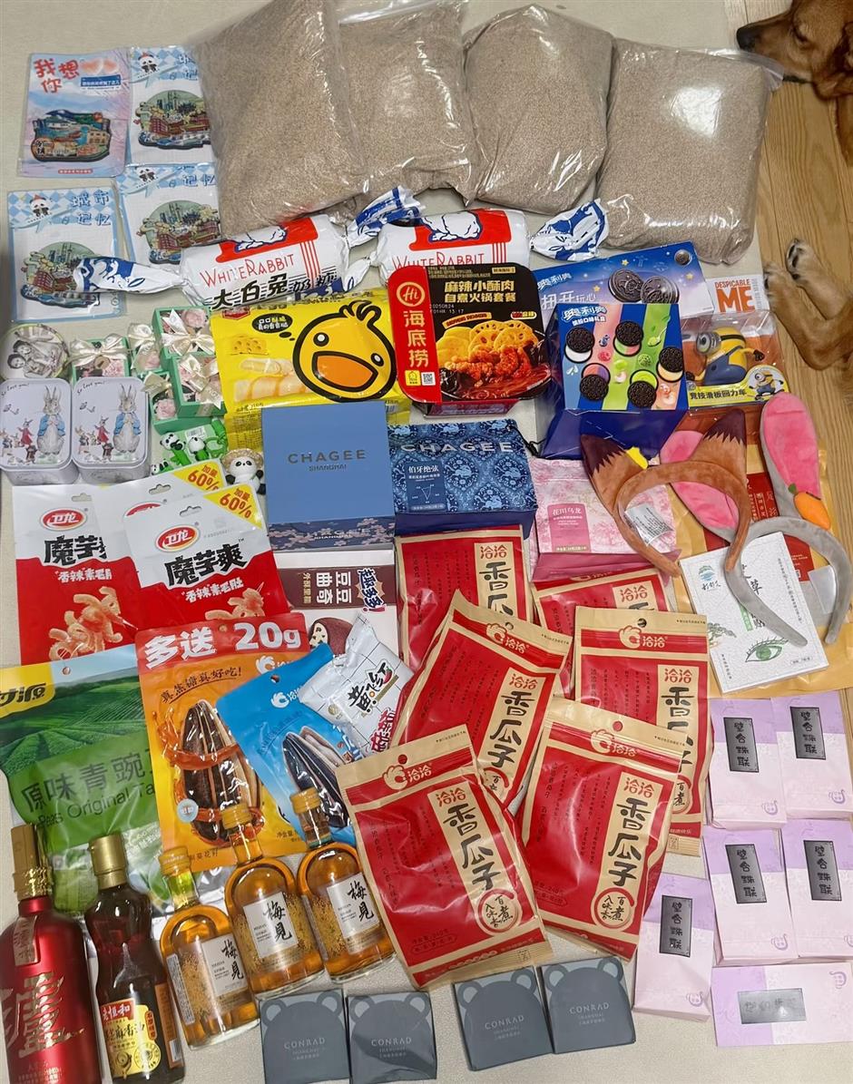 [Current Trends] Foreign Tourists Fill Their Suitcases as 'China Haul' Goes Viral