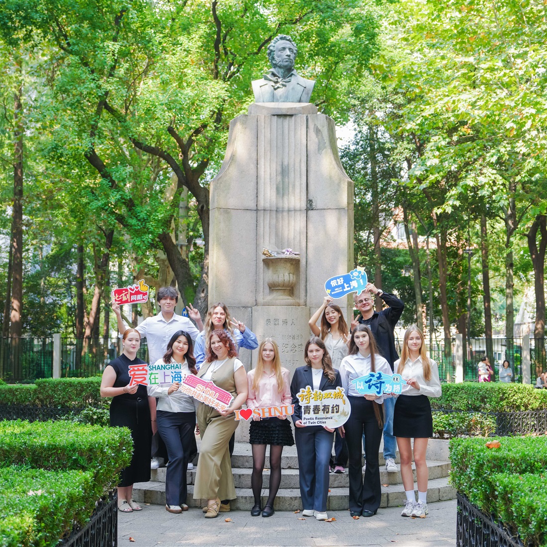 Poetry, Music Link Young Chinese and Russians on a Walk Through Shanghai's Old Streets