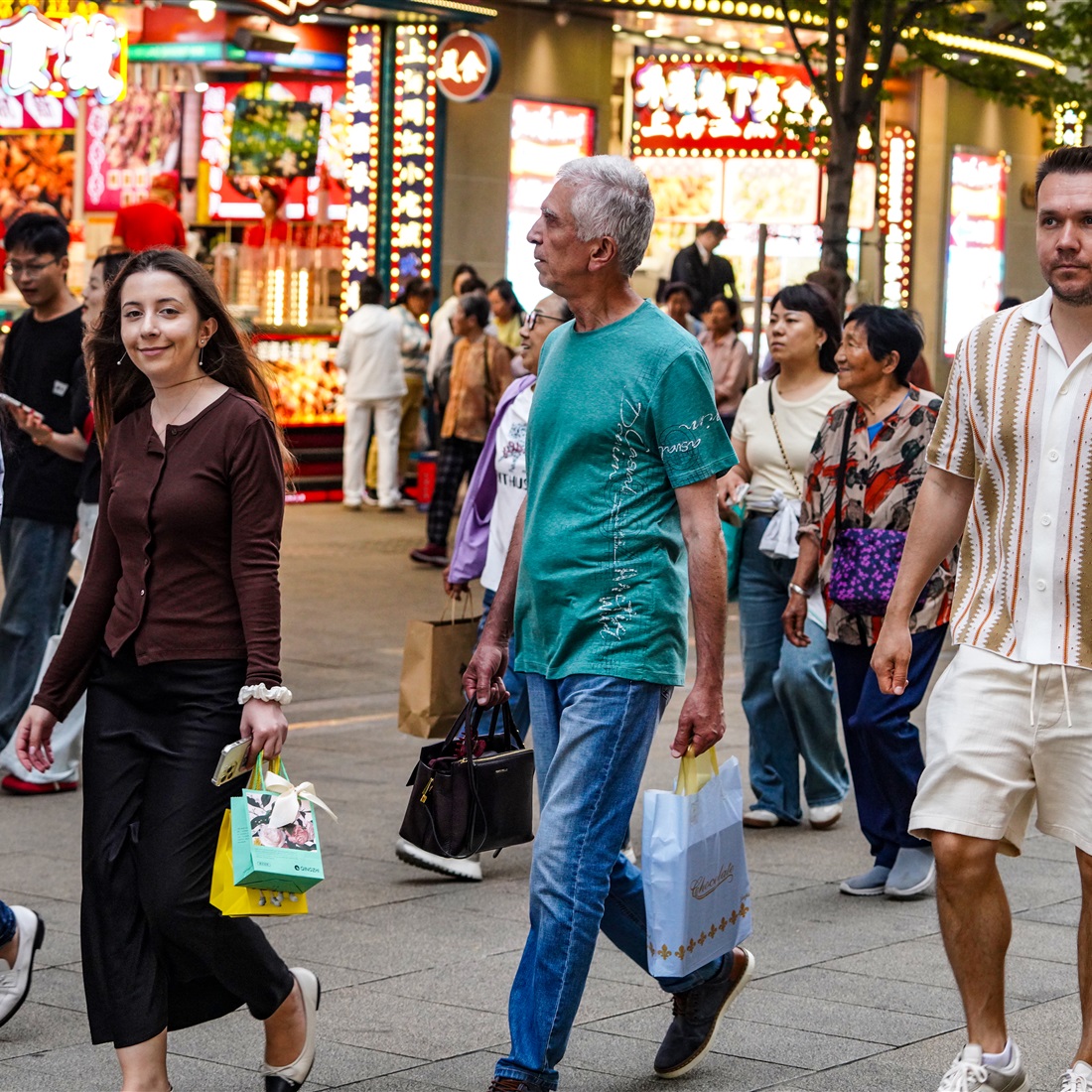 Foreign Tourists Fill Their Suitcases as 'China Haul' Goes Viral