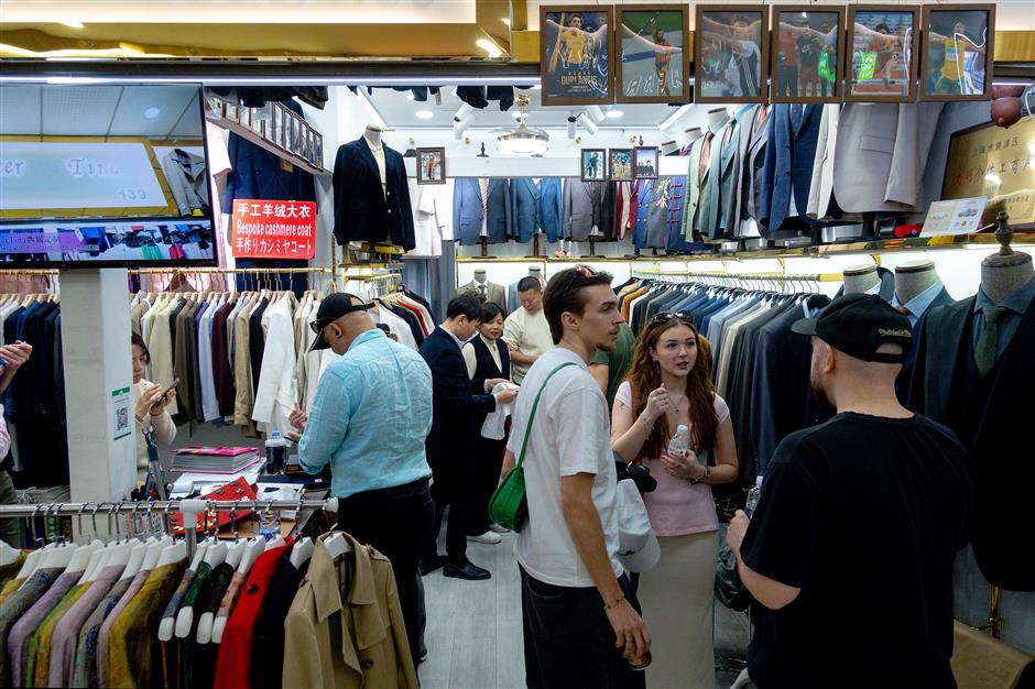 [Current Trends] Foreign Tourists Fill Their Suitcases as 'China Haul' Goes Viral