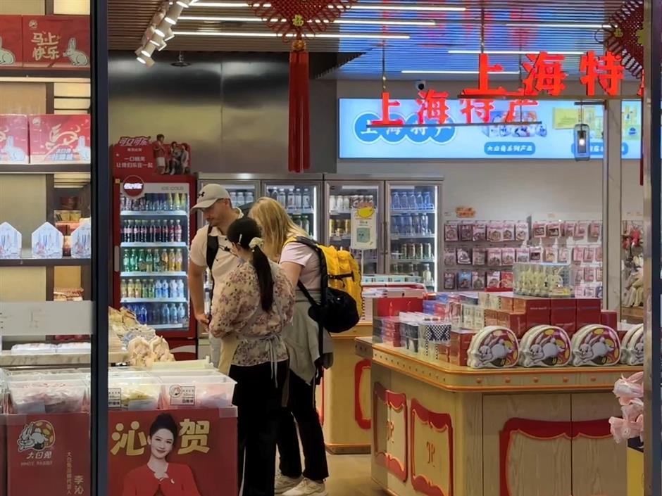 [Current Trends] Foreign Tourists Fill Their Suitcases as 'China Haul' Goes Viral