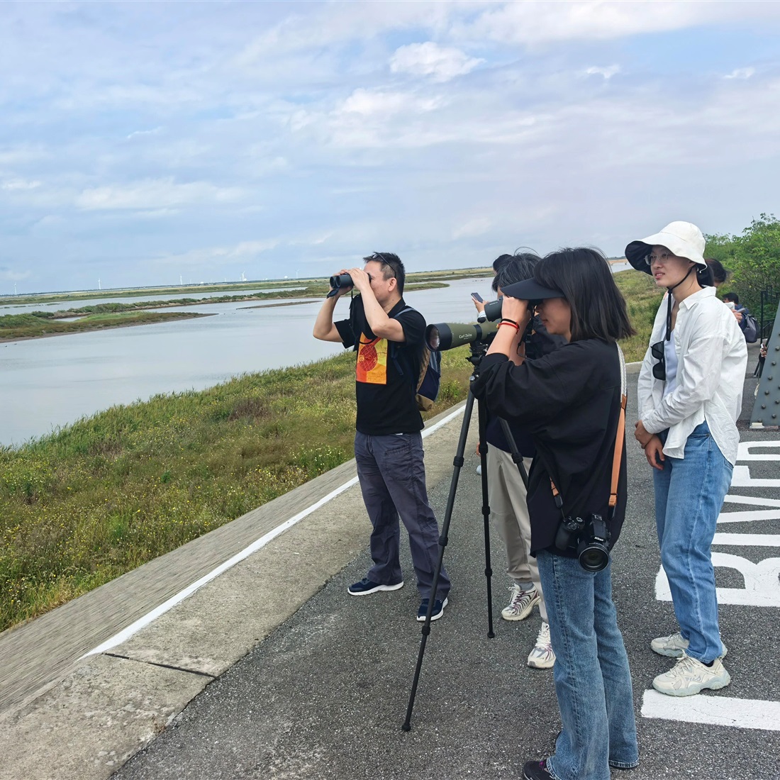 Chongming Holds Bird-Watching Event at Dongtan Reserve