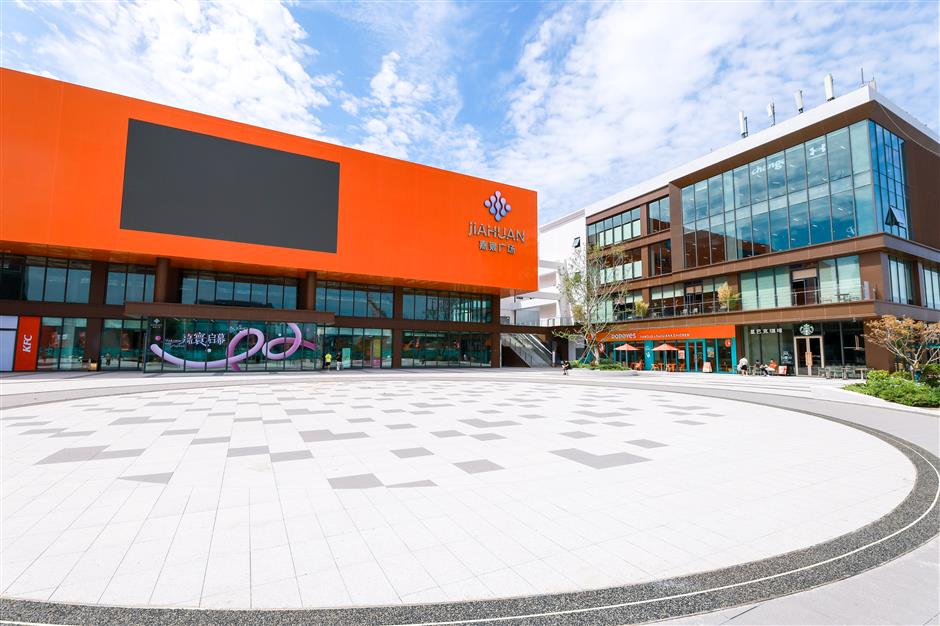 New Shopping Mall Opens for Trial Operation in Qibao Town