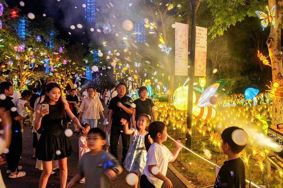 Holiday Visitors Throng Minhang Amid Promotional Events And Subsidies