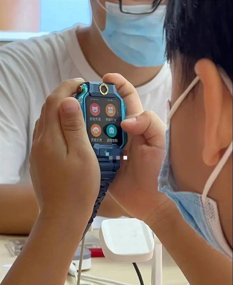 Closed 'Friend Circle' on Xiaotiancai Kids' Watches Leaves Parents Feeling Forced to Buy