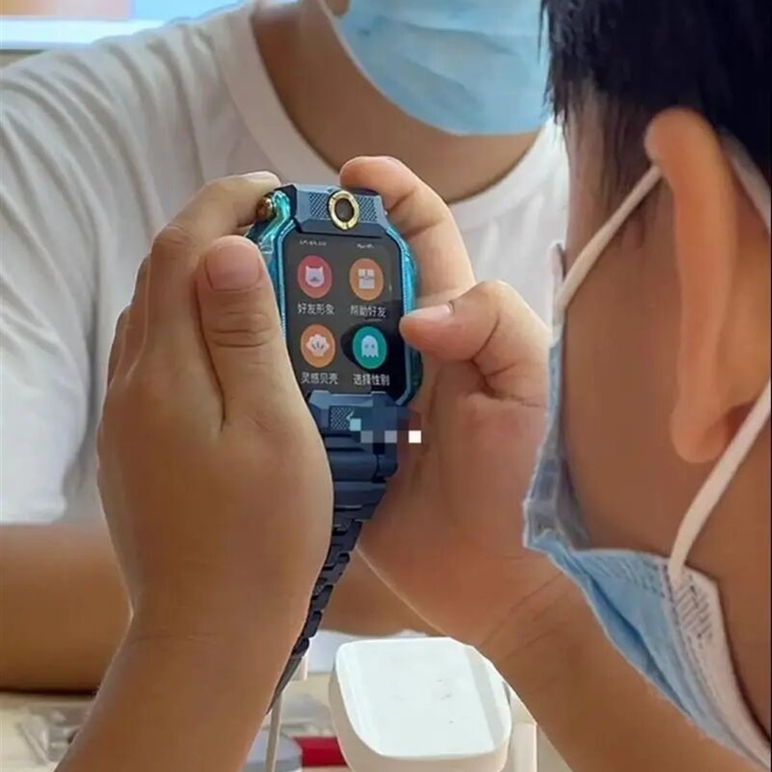 Closed 'Friend Circle' on Xiaotiancai Kids' Watches Leaves Parents Feeling Forced to Buy