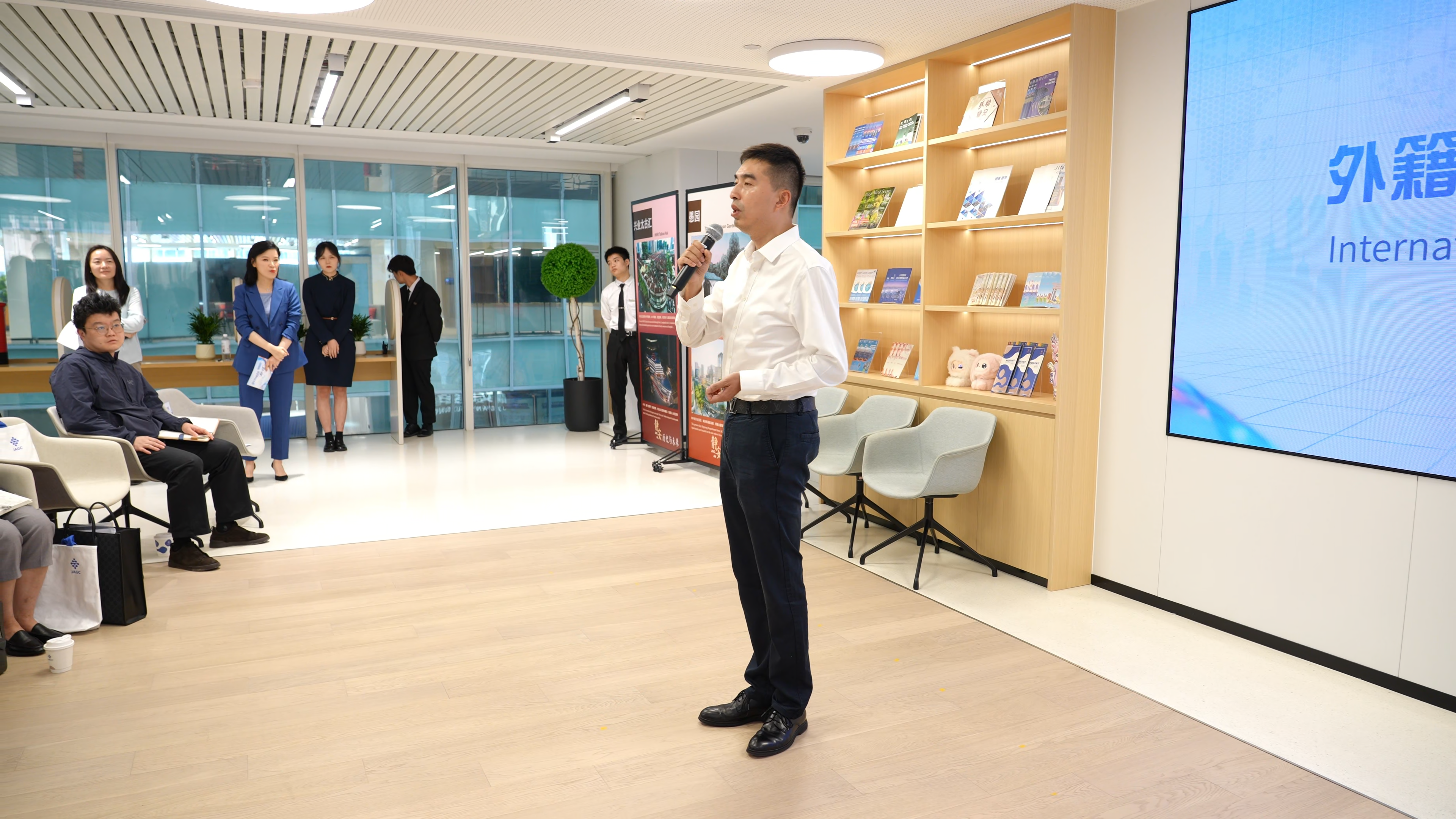 Jing'an symposium gives foreign residents a direct line to government officials
